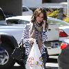 Jennifer Love Hewitt chats on her mobile phone as she takes food to go in Toluca Lake. Los Angeles, California.