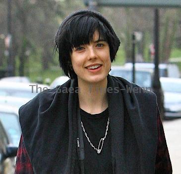 Agyness Deyn with a male friend
takes a stroll. The supermodel with a Canon camera around her neck.
London, England.