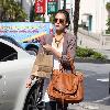 Jessica Alba takes her car to a Beverly Hills carwash.
Los Angeles, California.