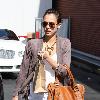 Jessica Alba takes her car to a Beverly Hills carwash.
Los Angeles, California.