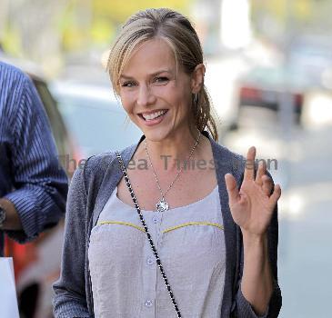 'Desperate Housewives' star Julie Benz is in good spirits while leaving Lemonade in West Hollywood after having lunch with friends.
Los Angeles, California.