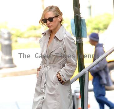 Kate Hudson
on the set of her new movie 'Something Borrowed'
New York City, USA.