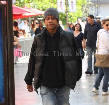 Cuba Gooding Jr out shopping at The Grove 
Hollywood, USA.