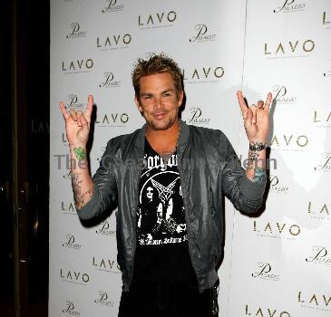 MCGRATH WELCOMES TWINS WITH FIANCEESUGAR RAY frontman MARK MCGRATH is celebrating a double bundle of joy after welcoming a twin boy and girl with his fiancee, CARIN KINGSLAND.  Kingsland gave birth to the couple's son Lydon Edward and daughter Hartley Grace in Los Angeles on Thursday morning (29Apr10).  McGrath tells People.com,