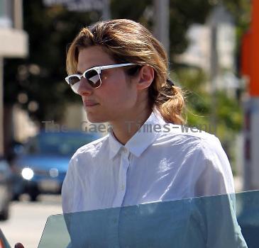 Lake Bell returning to her car with her mother and dog after having lunch at Kings Road Cafe. Los Angeles.