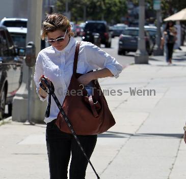 Lake Bell returning to her car with her mother and dog after having lunch at Kings Road Cafe. Los Angeles.