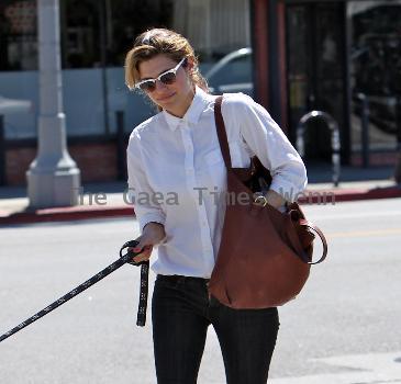 Lake Bell returning to her car with her mother and dog after having lunch at Kings Road Cafe. Los Angeles.