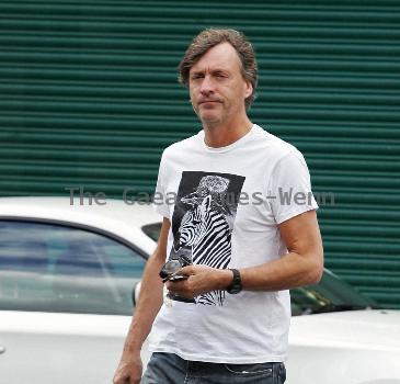 Richard Madeley 
is greeted by Kim Medcalf while out shopping in Golders Green.
London, England.