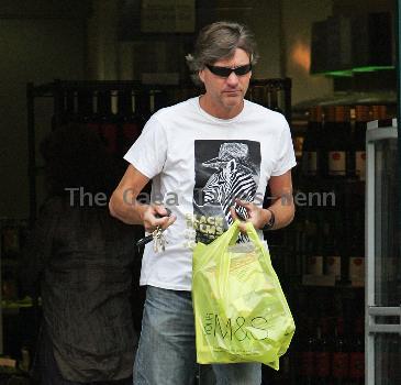 Richard Madeley 
is greeted by Kim Medcalf while out shopping in Golders Green.
London, England.