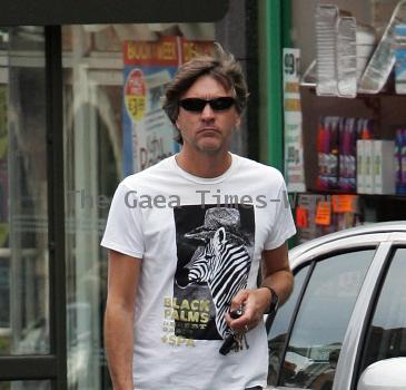 Richard Madeley 
is greeted by Kim Medcalf while out shopping in Golders Green.
London, England.