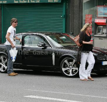 Richard Madeley 
is greeted by Kim Medcalf while out shopping in Golders Green.
London, England.