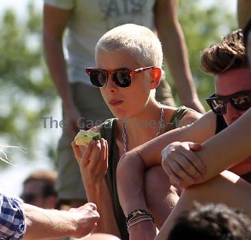 Agyness Deyn and Henry Holland
 spend an afternoon relaxing with friends in Primrose Hill park 
London, England.