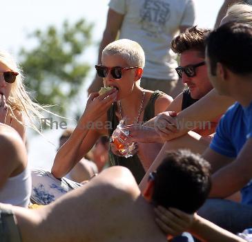 Agyness Deyn and Henry Holland
 spend an afternoon relaxing with friends in Primrose Hill park 
London, England.