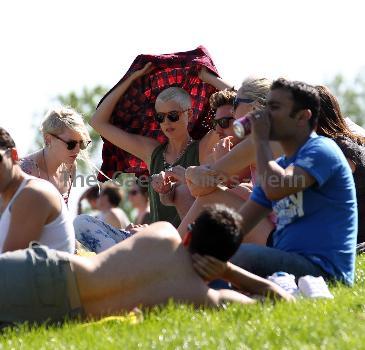 Agyness Deyn and Henry Holland
 spend an afternoon relaxing with friends in Primrose Hill park 
London, England.