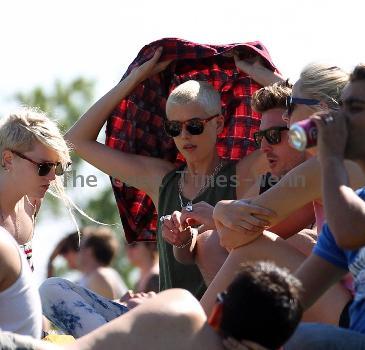 Agyness Deyn and Henry Holland
 spend an afternoon relaxing with friends in Primrose Hill park 
London, England.