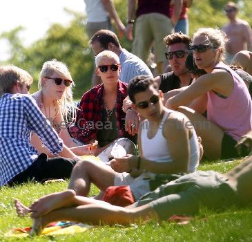 Agyness Deyn and Henry Holland
 spend an afternoon relaxing with friends in Primrose Hill park 
London, England.