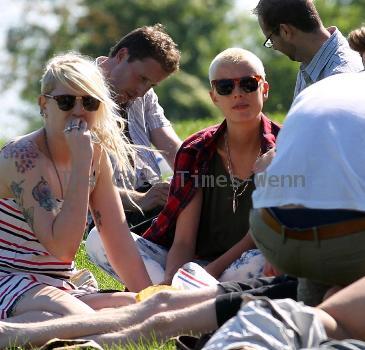 Agyness Deyn and Henry Holland
 spend an afternoon relaxing with friends in Primrose Hill park 
London, England.