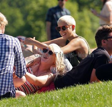 Agyness Deyn and Henry Holland
 spend an afternoon relaxing with friends in Primrose Hill park 
London, England.