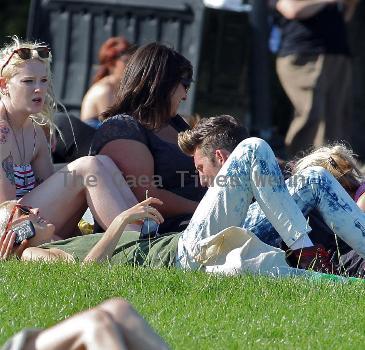 Agyness Deyn and Henry Holland
 spend an afternoon relaxing with friends in Primrose Hill park 
London, England.