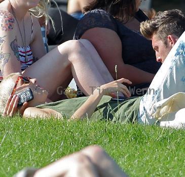 Agyness Deyn and Henry Holland
 spend an afternoon relaxing with friends in Primrose Hill park 
London, England.