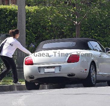 Jennifer Love Hewitt seen leaving in her white Bentley after working out at the gym in Toluca Lake. Los Angeles.