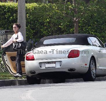 Jennifer Love Hewitt seen leaving in her white Bentley after working out at the gym in Toluca Lake. Los Angeles.