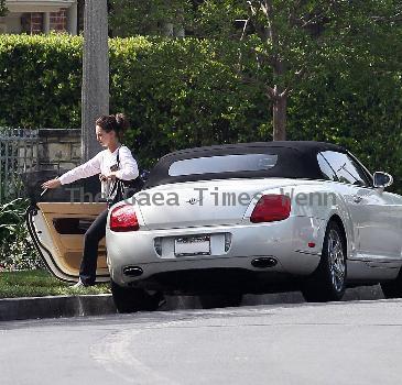 Jennifer Love Hewitt seen leaving in her white Bentley after working out at the gym in Toluca Lake. Los Angeles.