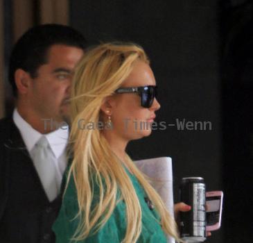 Lindsay Lohan leaves an apartment building to go shoppingLos Angeles.