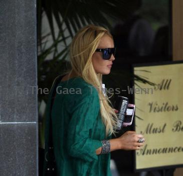 Lindsay Lohan leaves an apartment building to go shoppingLos Angeles.