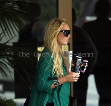 Lindsay Lohan leaves an apartment building to go shoppingLos Angeles.