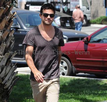 Dominic Cooper running errands in Hollywood
Los Angeles, California.