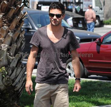 Dominic Cooper running errands in Hollywood
Los Angeles, California.