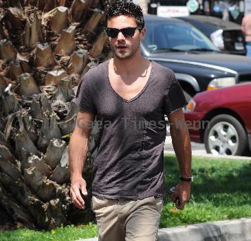 Dominic Cooper running errands in Hollywood
Los Angeles, California.