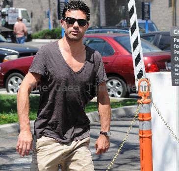 Dominic Cooper running errands in Hollywood
Los Angeles, California.