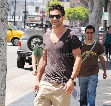 Dominic Cooper running errands in Hollywood
Los Angeles, California.