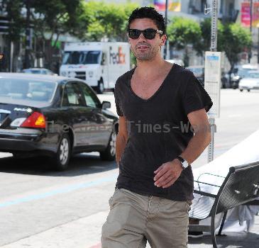 Dominic Cooper running errands in Hollywood
Los Angeles, California.