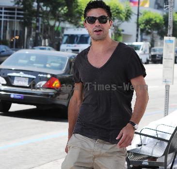 Dominic Cooper running errands in Hollywood
Los Angeles, California.