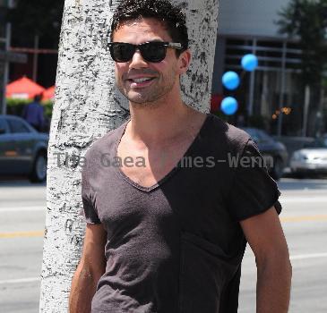 Dominic Cooper running errands in Hollywood
Los Angeles, California.