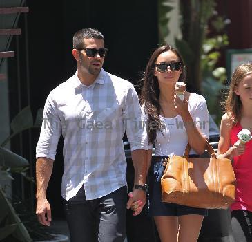 Jesse Metcalfe and Cara Santana Jesse Metcalfe shopping at The Grove while his girlfriend eats an ice cream cone Los Angeles.