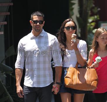 Jesse Metcalfe and Cara Santana Jesse Metcalfe shopping at The Grove while his girlfriend eats an ice cream cone Los Angeles.