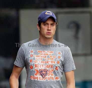 Vernon Kay arrives at the BBC Radio 1 studios to present his weekend show, wearing a Chicago Bears cap and t-shirt, white shorts and flip flops. 
London, England.