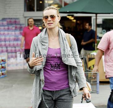 Amy Smart packs her car boot after doing some grocery shopping at Bristol Farms supermarket in Beverly Hills.Los Angeles, California.