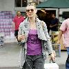 Amy Smart packs her car boot after doing some grocery shopping at Bristol Farms supermarket in Beverly Hills.Los Angeles, California.