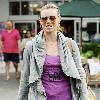 Amy Smart packs her car boot after doing some grocery shopping at Bristol Farms supermarket in Beverly Hills.Los Angeles, California.