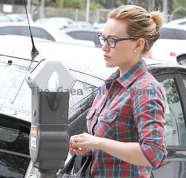 Hilary Duff parks her Mercedes-Benz G-class SUV and puts money into a parking meter as she arrives at a salon in Beverly Hills; she is carrying her favorite Alexander Wang studded handbag.
Los Angeles, California.