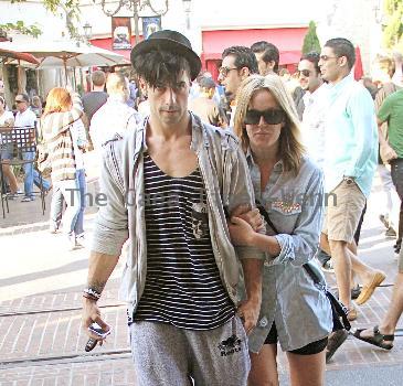 Lacey Schwimmer
goes to the movies with her boyfriend at The Grove in Hollywood.
Los Angeles, California, USA.