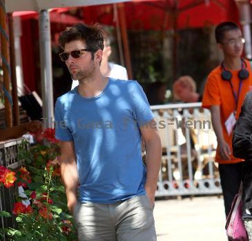 Adam Scott shops at the Apple store in The Grove Los Angeles.