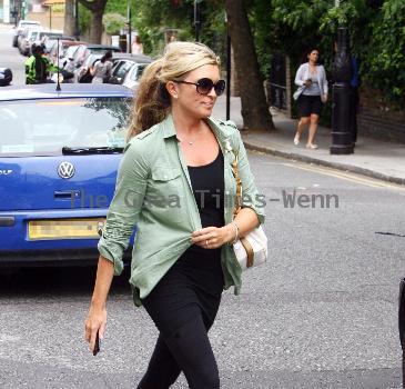 Tina Hobley Does a spot of shopping after having lunch with friends at Lemonia restaurantin Primrose Hill.London.