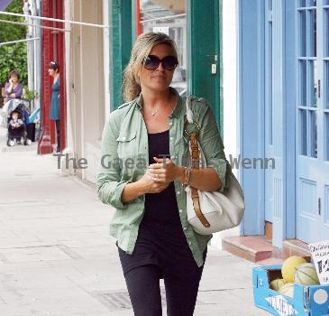 Tina Hobley Does a spot of shopping after having lunch with friends at Lemonia restaurantin Primrose Hill.London.