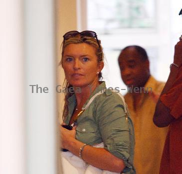 Tina Hobley Does a spot of shopping after having lunch with friends at Lemonia restaurantin Primrose Hill.London.